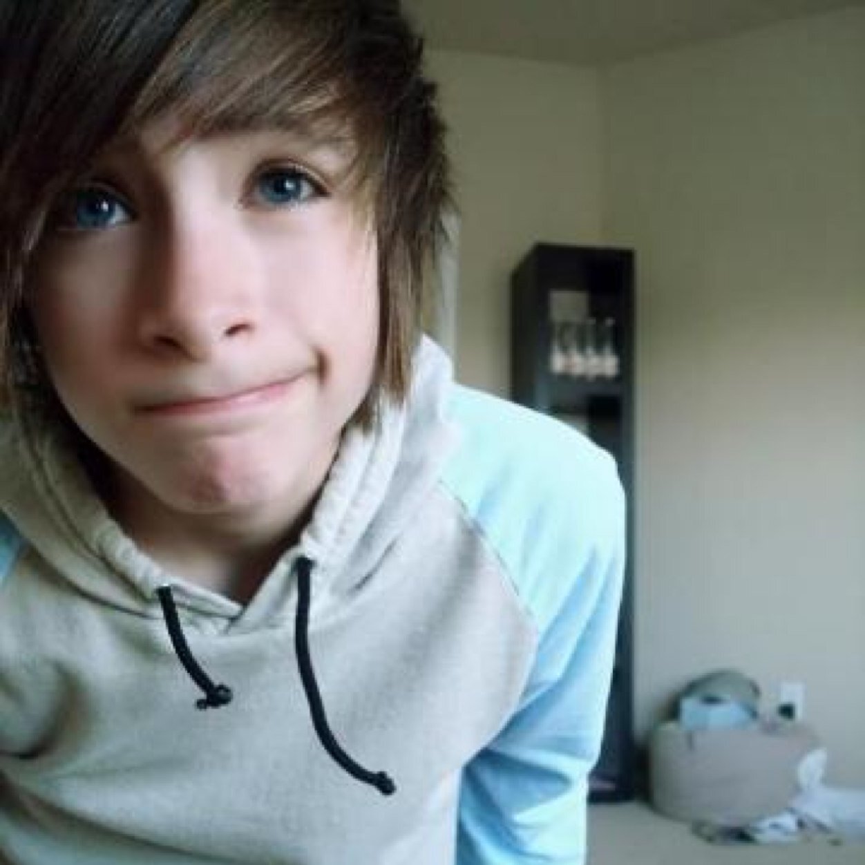 I'm Rory. I'm 19. There isn't really anything else to put here. :D

//RP Account\\