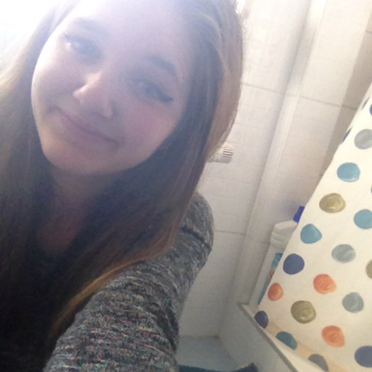 pls follow @QU33NHEMMO baby ilysm(: