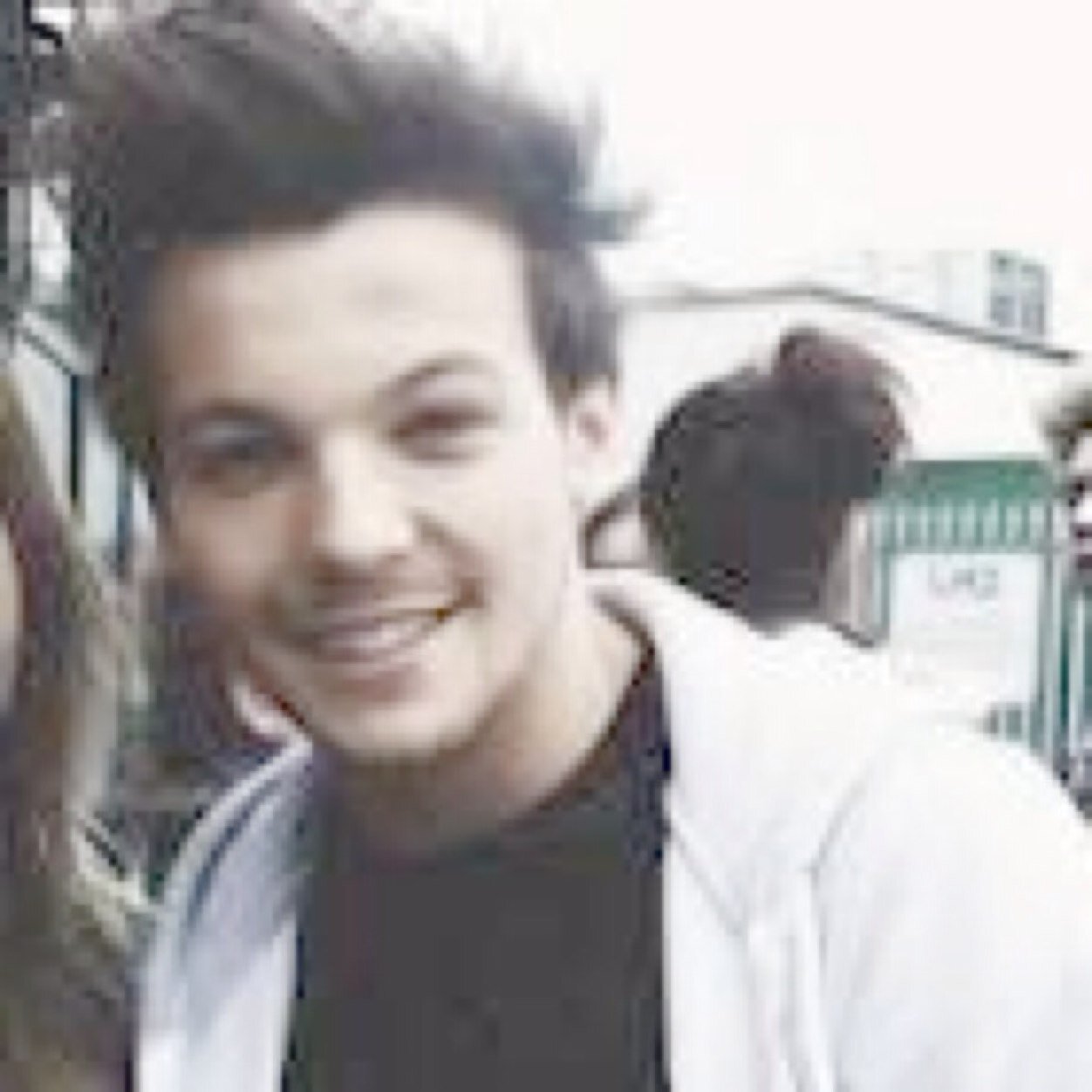 follow @flooringlouis bc she loves you xo