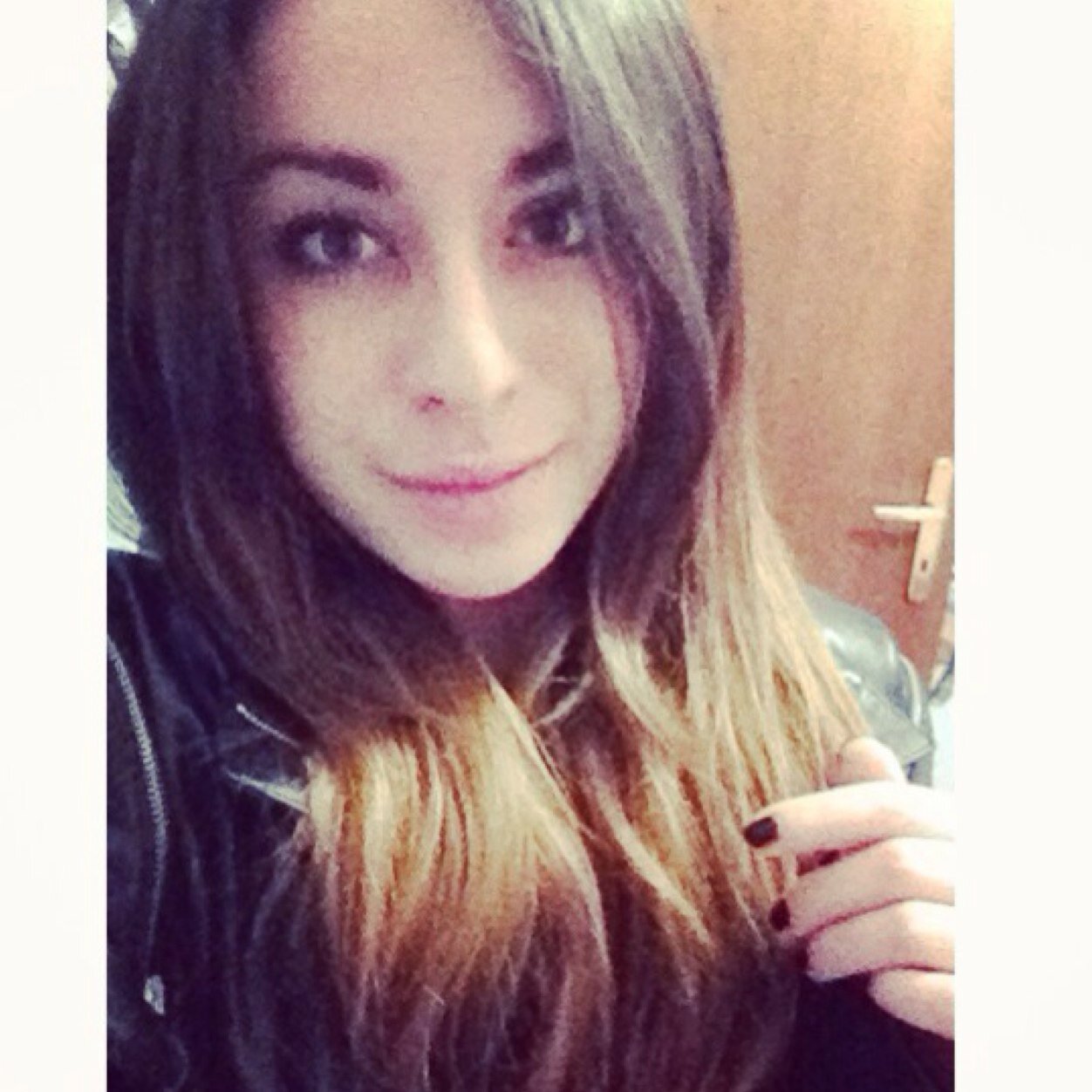 AnnaDeMartino1's profile picture. Hi everyone,I'm 17 years old,from Milan. Sfumature rosee dietro la mia testa,sopra i grattacieli