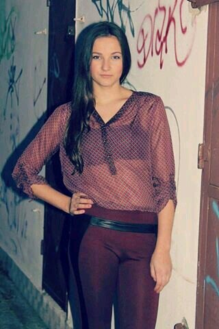 I am from Slovakia, dancer, volleyball player and I love ONE DIRECTION and Justin Bieber!!!!!