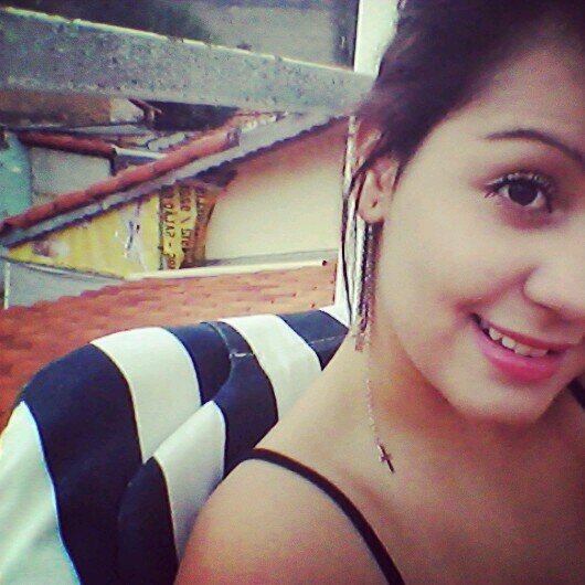 sozinha num canto, fumando um cigarro e vendo da janela o amor me dizer 'nos vemos mais tarde'