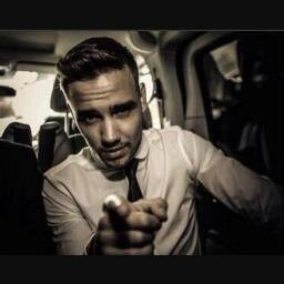 Follow @ziamscrew she follows back! x