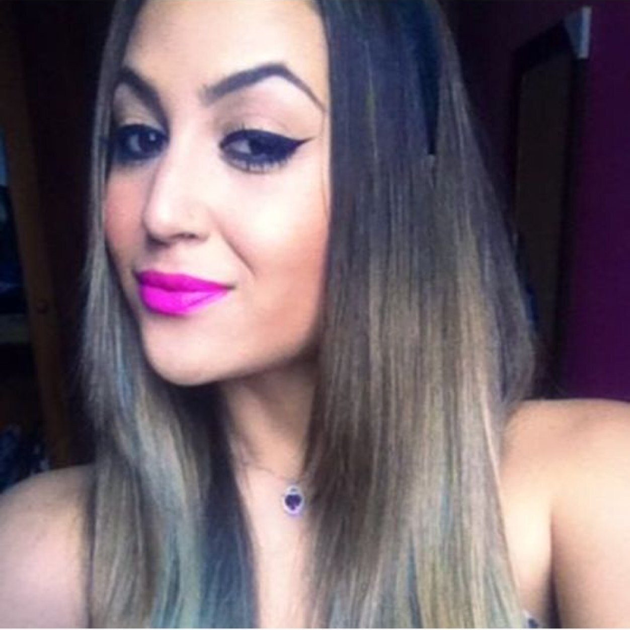 Camila Facin Rossi,Maquiadora Profissinal,Geminiana,22 anos, mineirinha, futura publicitaria, web designer. Brushmaniaca,makeupholic e acima de tudo feliz !