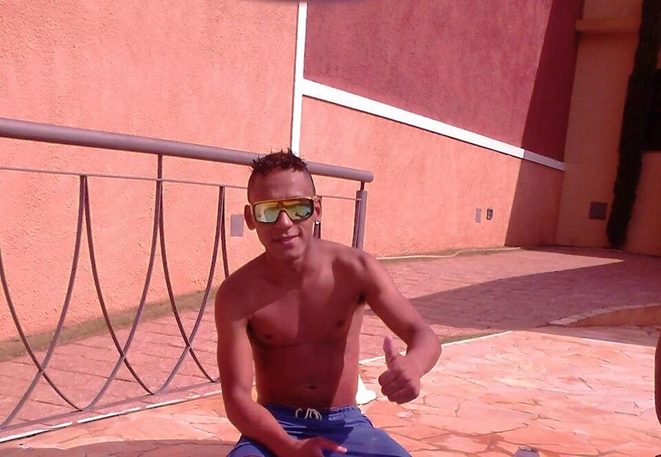 meu apelido é neguin amo futebol faze trilhaaa alta velocidad adrenalina é comigo msm mais so amoroso gosto mt d sai com companhias alegresss e q me fazem bemmm