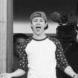 Tenia una naranja pero...Niall se la comio , Louis hizo un chiste sobre ella,Zayn se miro al espejo con ella,Harry se la dio a un gato y Liam la calmó.