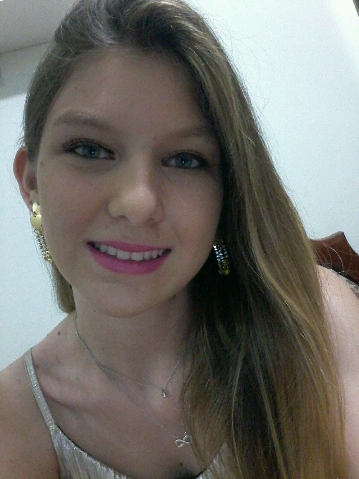 Sorria!! O mundo não precisa saber que vc está triste!!