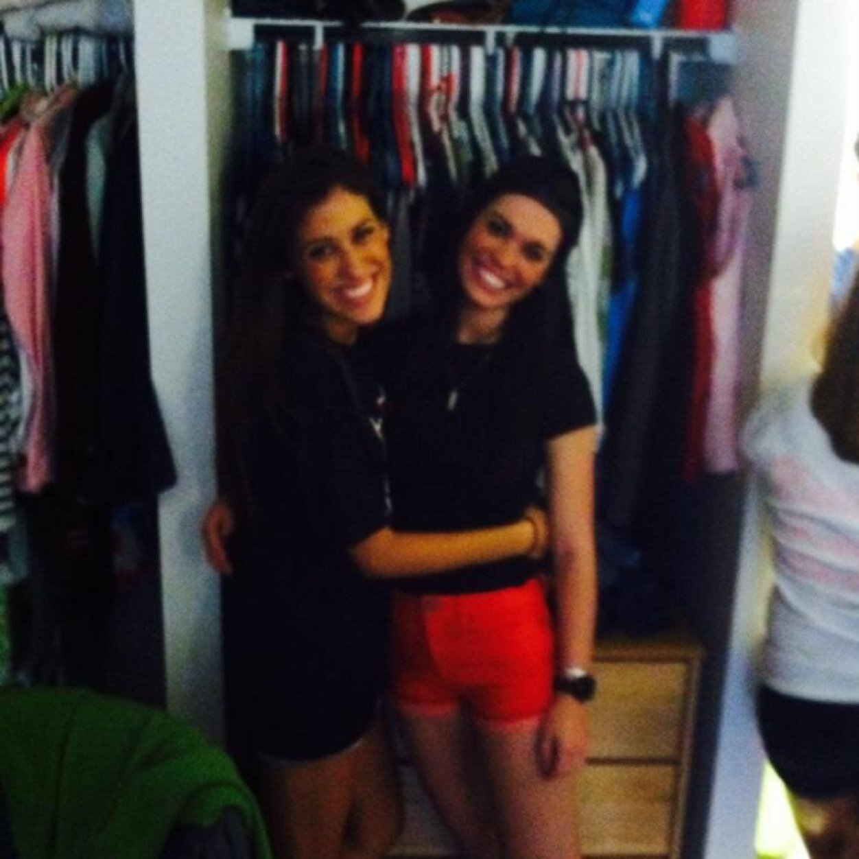 2chicks1tweeet's profile picture. jenna and brooke tweeting away