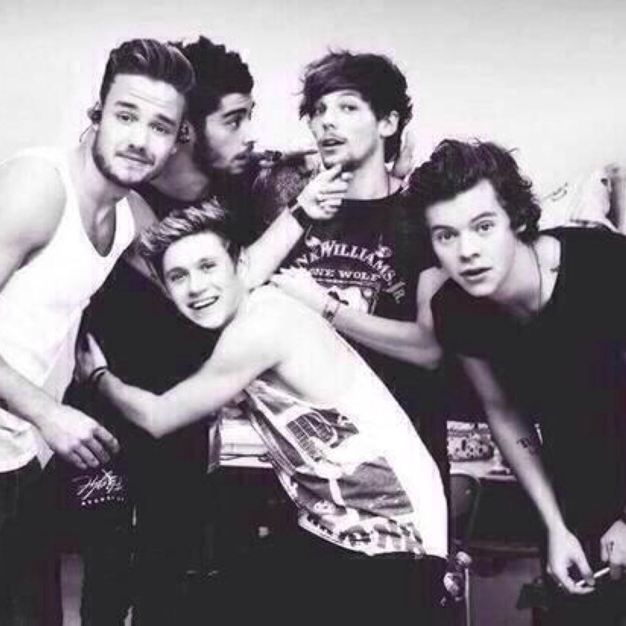Follow @spxrklyziall this is a free follow account but you have to follow spxrklyziall