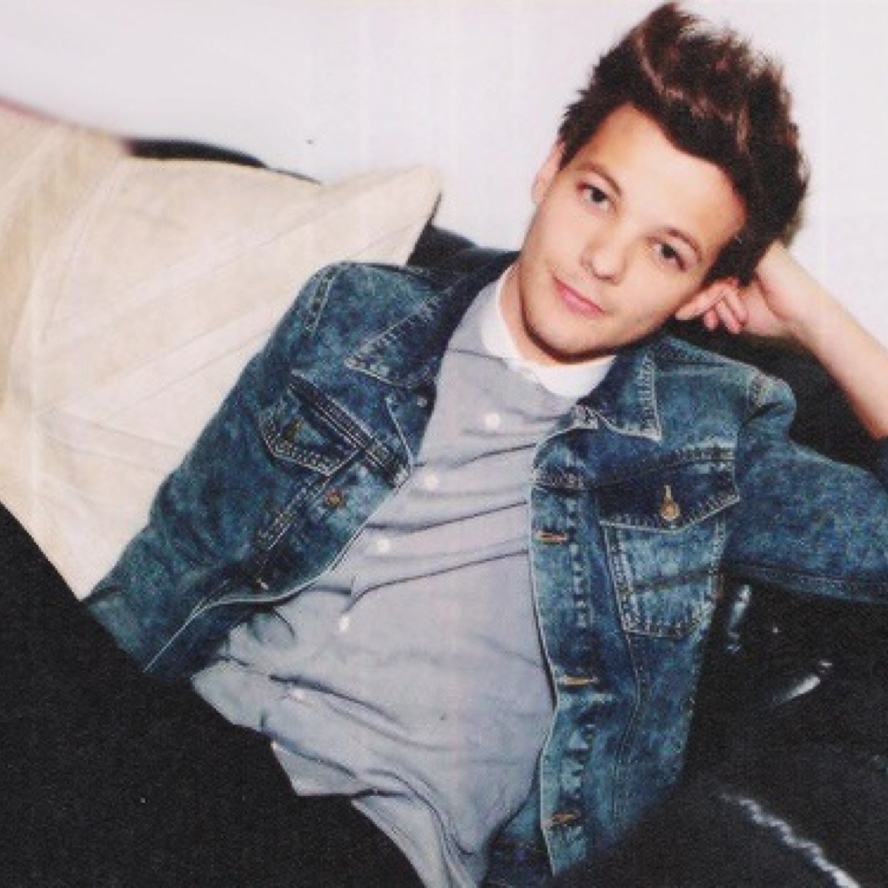 so heres the thing i follow you but DO NOT FOLLOW THIS ACC .. follow lindadiaz_x , have a nice day ♡