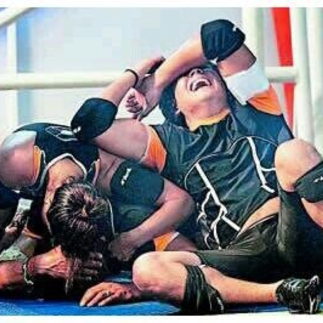 EMILiANO - Rie, aunque quieras llorar - CSE♥ Ex-participante Casa de guanto- Campeon de la 3era temporada de CombatE 100%ecu*