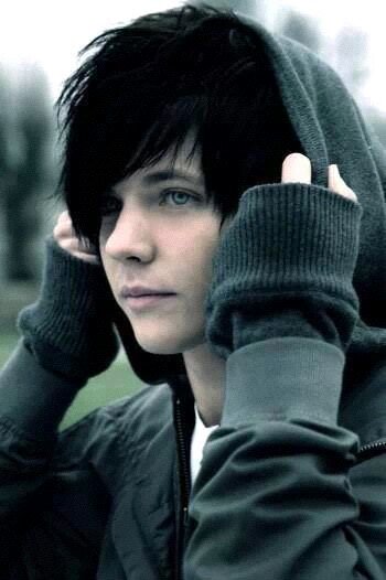 i love Rocking out to my fav bands, im a total gaming nerd, i love watching anime, and reading