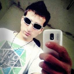 Queria ser um baseadoPara nascer em seus dedos, morrer em seus lábios,E fazer sua cabeça