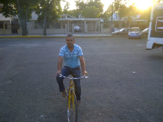 Estudiante de ing. en sistema.Amante de la musica, compartir, gozar .Sexólogo ,Farandulero, Trabajo para M.M.