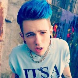 | 17 years old | 1,76m | sister: verena | pierced | tattooed | now blue & black hair | met lady gaga in norway, oslo ♥
http://t.co/9jNJfH617w
