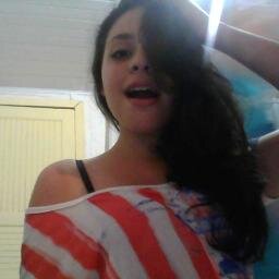 - aqueela quee see coontenta com um siimplees abraaço oou um siingeloo sorriso, quee choora e naum eestá neem ai proo quee oos outroos peensam, quee teem amor ♥