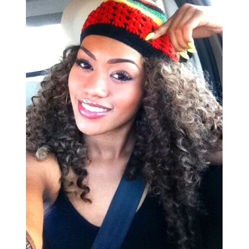 FloriaCordeiro's profile picture. 1) I woke up. 2) Went to school. 3) I saw him. 4) I ran to him and hugged him. 5) I kissed him. Actually, the right order is 2,3,4,5,1.