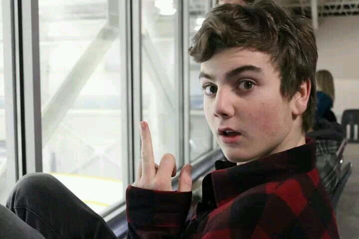 mazikaara's profile picture. hey fuckers. follow me and i'll follow you back, and my favourite artist is macklemore