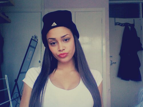 JeanieHalpen's profile picture. S[he]s br[ok]en.