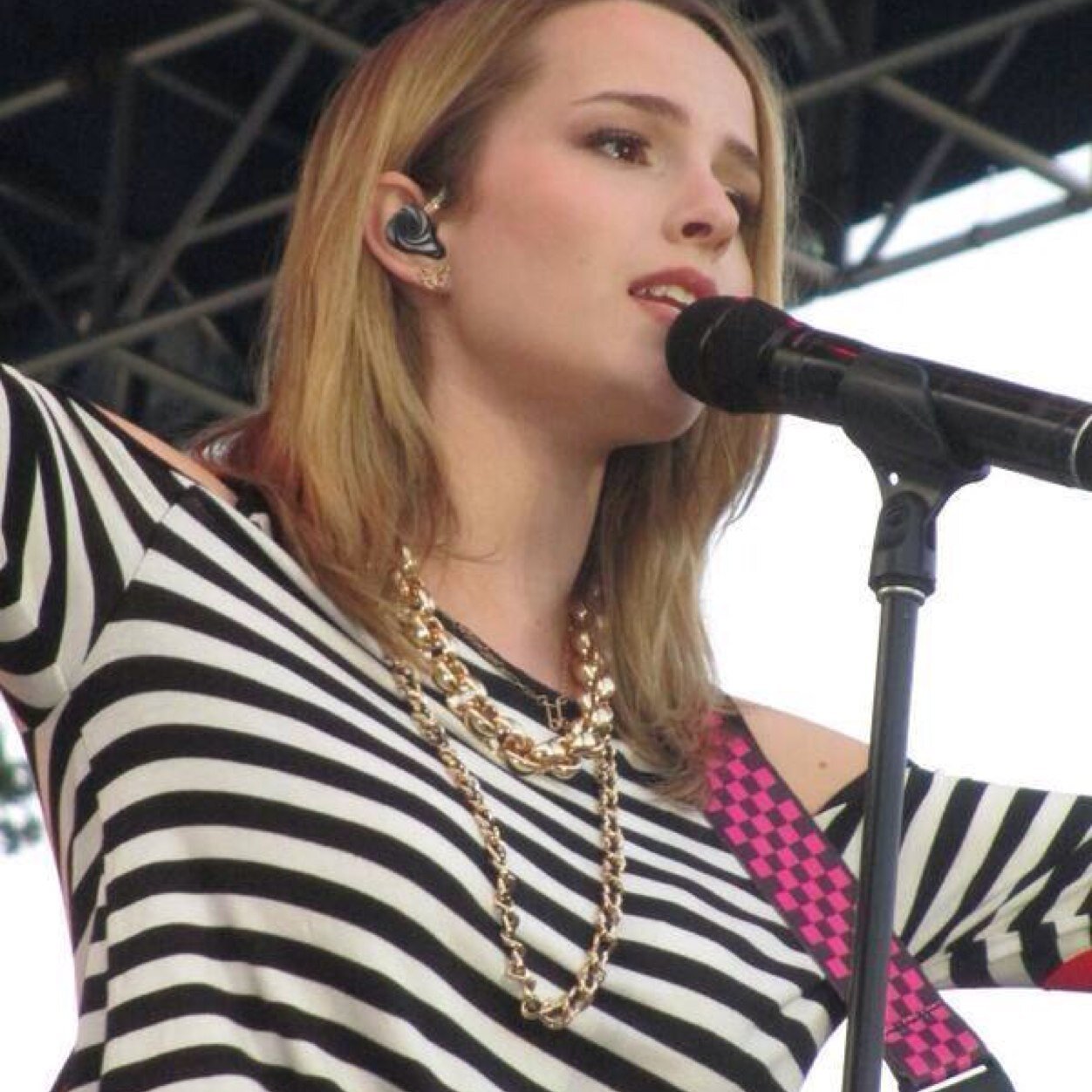 Cuenta oficial de fans de Bridgit Mendler en El Salvador. I Love you @bridgitmendler