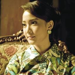 Mayda_WRD3  เป็นคนร่าเริง  เป็นลูกที่แท้จริงของดิล กับ จันทร์สาย ถึงแม้จะเป็นสายเลือดของตระกูล“บดินทร์ธร”คนหนึ่ง เเต่ก็โตที่อังกฤษ
