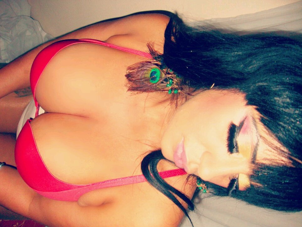 come play with me selena xoxox