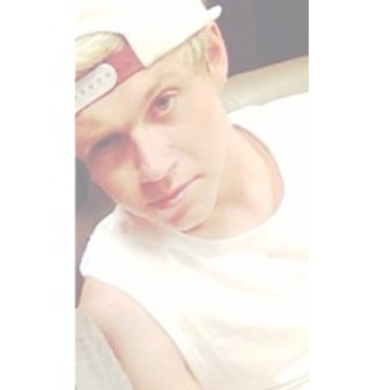 holymolypatch's profile picture. A veces, lo único que necesitas es un buen libro, un día lluvioso y la musica que te hace feliz para tener un buen dia. Y comida, la comida no puede faltar. :)