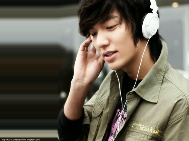 Hello, this is Minho Lee [Lee Minho]. I'm a Korean actor. I hope we can share this space to communicate often. Thanks~^_^