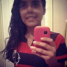 - Uma menina complicada, garota confusa,
aquela que não sabe o que quer, aquela que muitas vezes não entende nada…