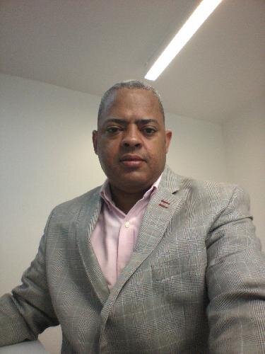 Dominicano, Liceista, formacion en soluciones de TIC y marketing, amigo de los amigos, convencido de que podemos cambiar esta vaina