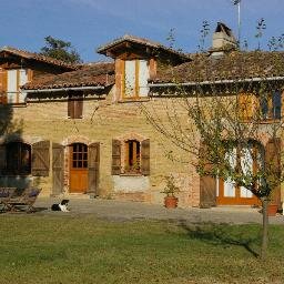 A moins de 25 kms de Toulouse, Catherine vous propose 1 gîte tout confort(6 personnes) et 2 chambres d'hôtes (de 1 à 5 personnes), avec piscine en saison