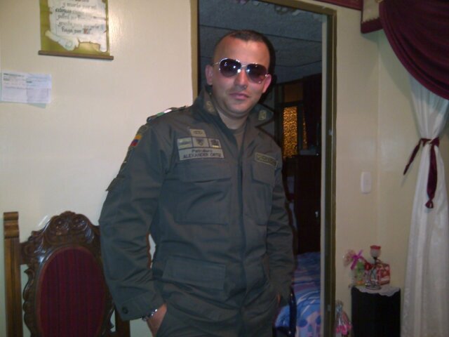 Estudiante de derecho, police y comercian... Solterito