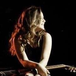 Twitter Oficial da cantora Andréa Vitória. =]