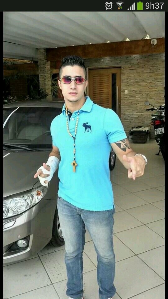 Não cruze os braços diante de uma dificuldade pois o maior homem de todos morreu de braços abertos .