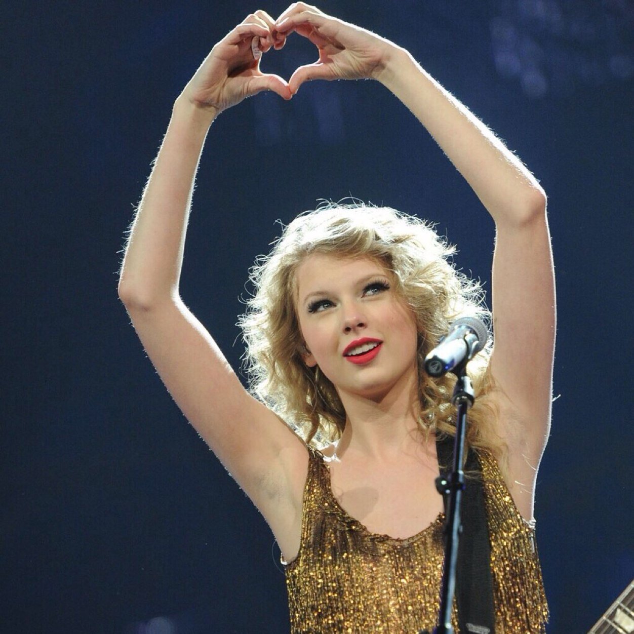 This is a free follow. Please dont follow this account but go follow @T_Swiftie_13 Ask for a followback :) Thank you!! ♡