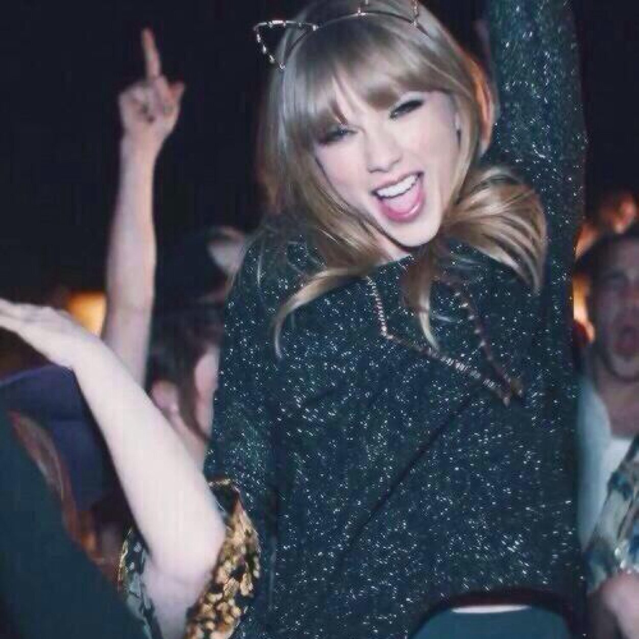 This is a free follow. Please dont follow this account but go follow @T_Swiftie_13 Ask for a followback :) Thank you!! ♡