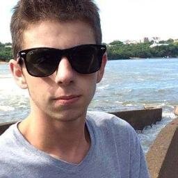 A fumaça queimando, tá escutando?
Sou eu mermo meu mano que to chegando ♫