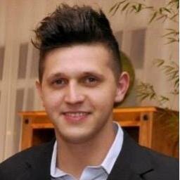 Baixista da @seven_rock, um cara que explica as coisas mais simples da maneira mais complicada. http://t.co/x9tfU8Epvc
