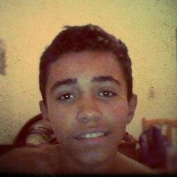 Quem quiser vencer na vida deve fazer como os seus sábios: Mesmo com a alma partida, ter um sorriso nos lábios.