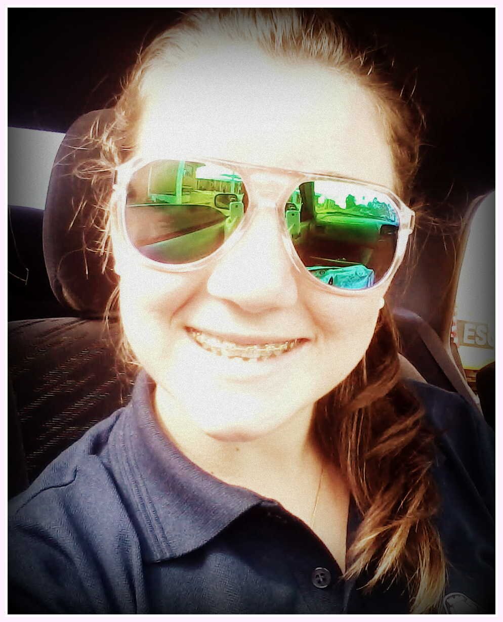 - Não se mede caráter pela aparência , nem felicidade por sorriso! :)