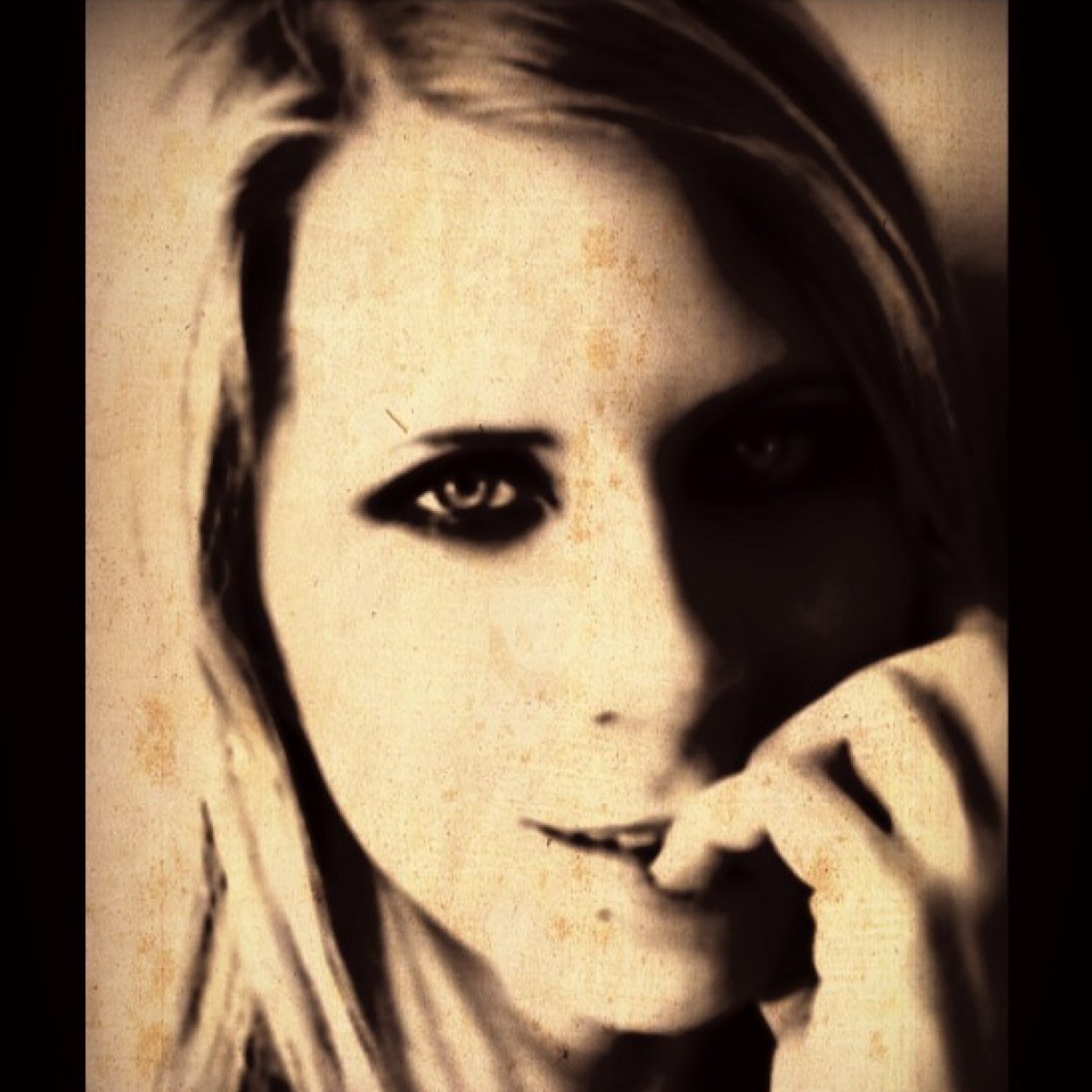 LaraS8320's profile picture. I'm a crazy ass chick with a buzz for life!