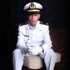Ketika seseorang berusaha menjauhi hidupmu, biarkanlah. Kepergian dia hanya membuka pintu bagi seseorang yang lebih baik tuk masuk.