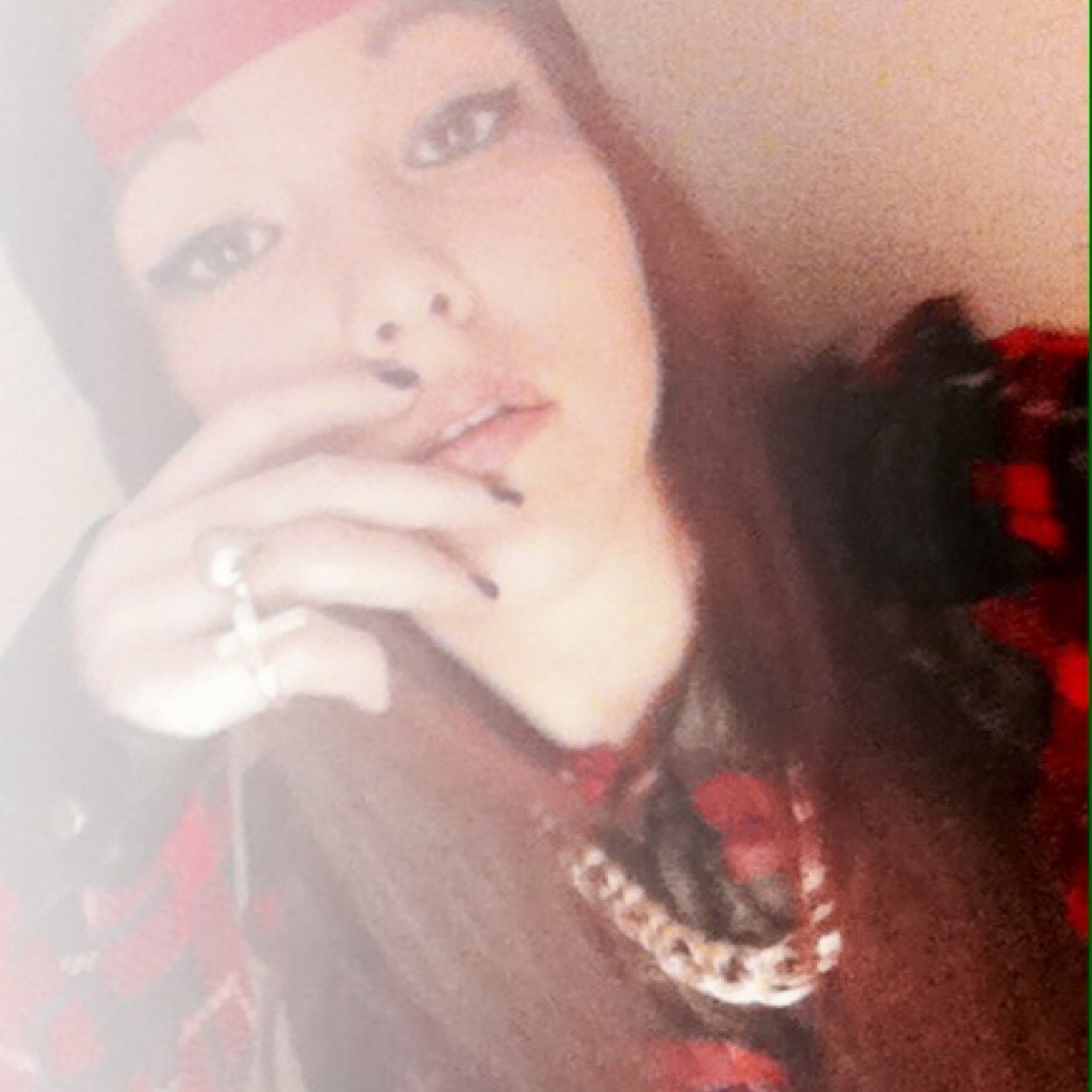 Old acc back uf this one and follow @lauraahyfr