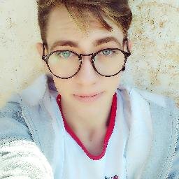 Eu choro, eu rio, eu amo e sou feliz! Alegre,bipolar,chato,brincalhão e um pouco maldoso as vezes. 

Face : https://t.co/pyNjphTXG1