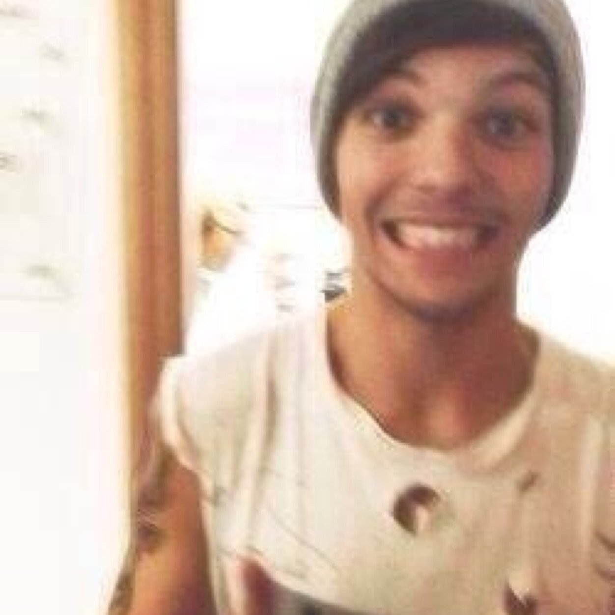 HI BABE!!! DONT FOLLOW THIS ACCOUNT FOLLOW @runwayharrys AND I WILL FOLLOW YOU BACK (ू•ᴗ•ू❁)