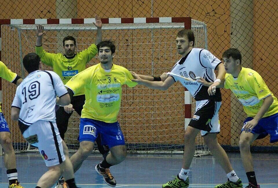 Con 21, jugador de handball de la selección argentina categoría 94, actual pivote en GFCA (N1), 2013/15 BM P.A.N. Moguer (España) y por siempre SAG Lomas.