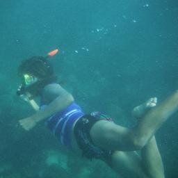 Experta en baile, me enknta hacer deportes y vanidades... mamita.. :)