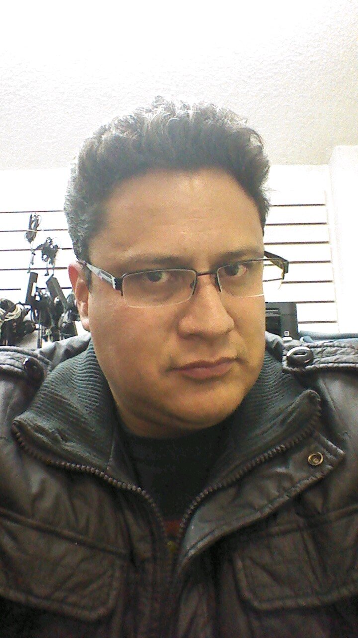 Hombre entusiasta creativo bondadoso inteligente dinámico versátil ocurrente y guapo