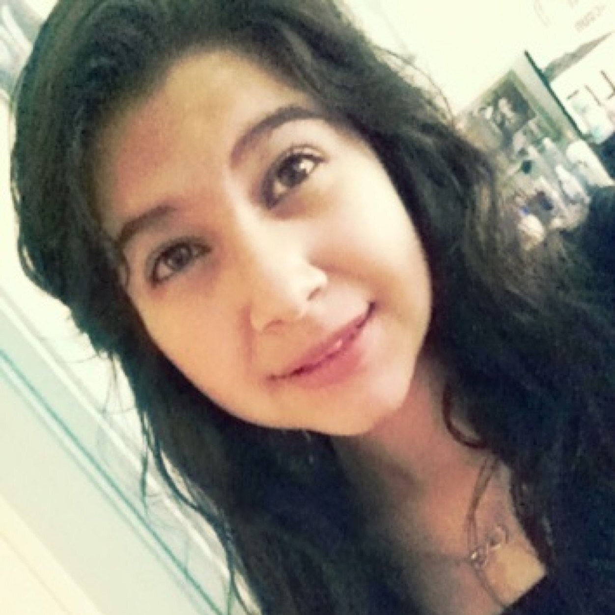 im a cheerleder and love to dance fav color is terqoise and red :)MAHOMIE!
