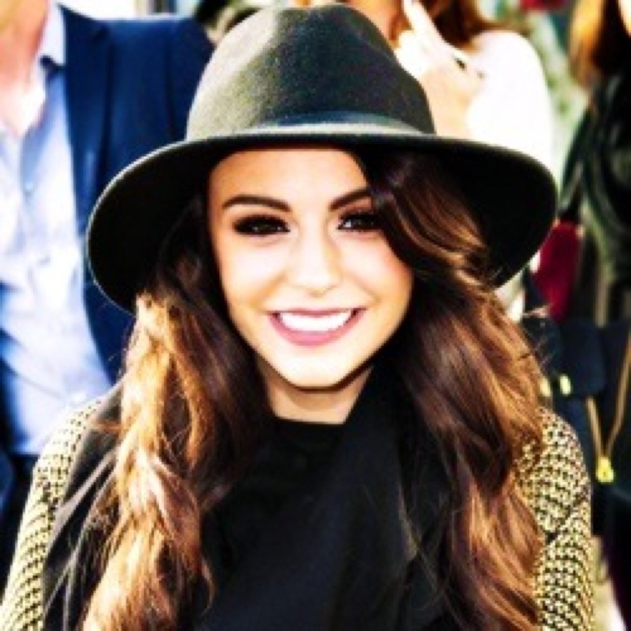 Club de Brats oficial de Cher Lloyd en Latinoamerica. (CHER LLOYD, Daddy Lloyd, Katie Waissel & Clarissa Luna follows)